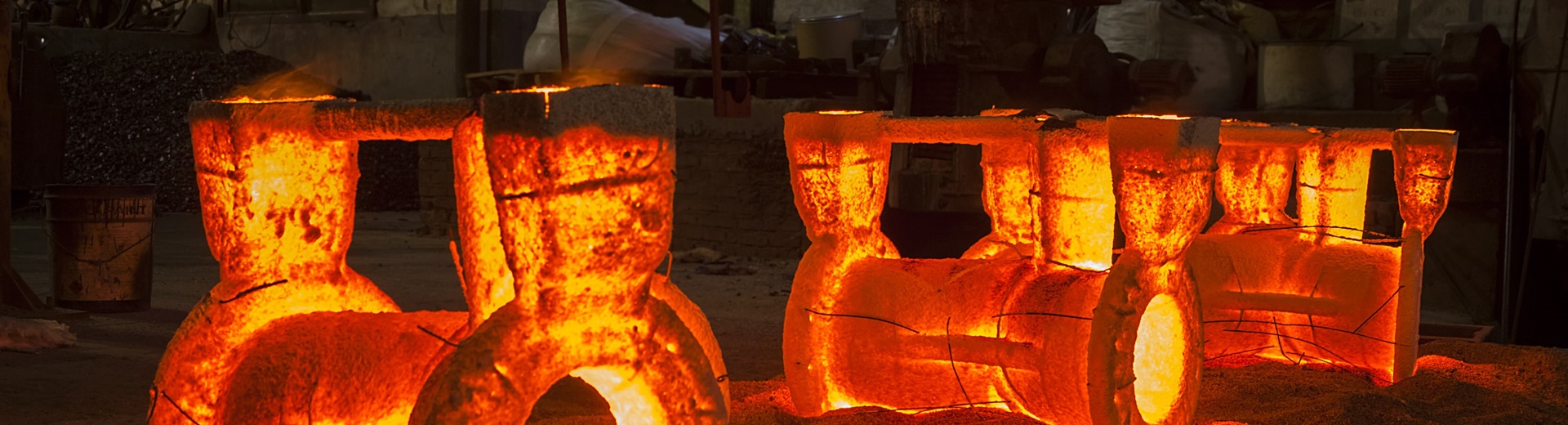 **Alt Text:** Forged steel and cast steel flanges used in industrial piping systems for high-pressure applications